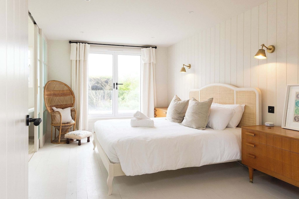 Newly Renovated Beachside Retreat for 10