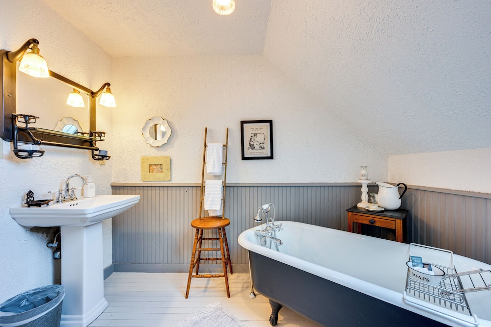 True North Farm House - Historic Family Home