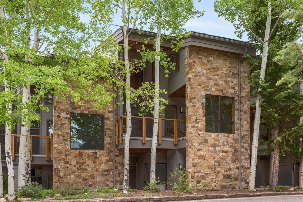 Contemporary Townhome With Ski-in/ski-out Access by The Woodrun V Townhouses by RedAwning view 5