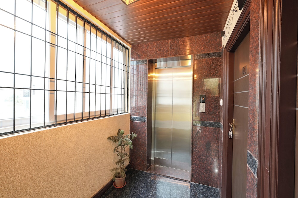 Fabhotel Royal Suites I