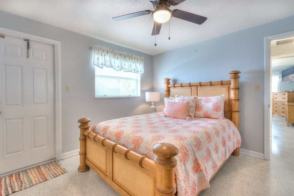 Gulf Breeze - Gulf Front Monthly Beach Rental 4 Bedroom Home by RedAwning view 5