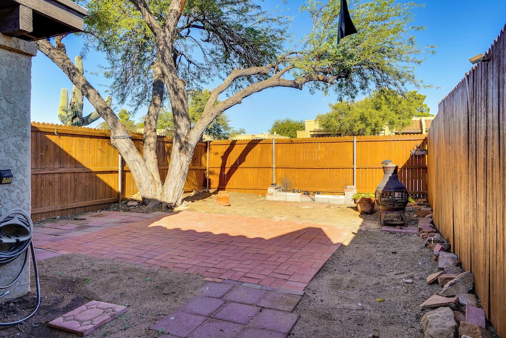 12 Mi to Dtwn Tucson: Tranquil Townhome w/ Office