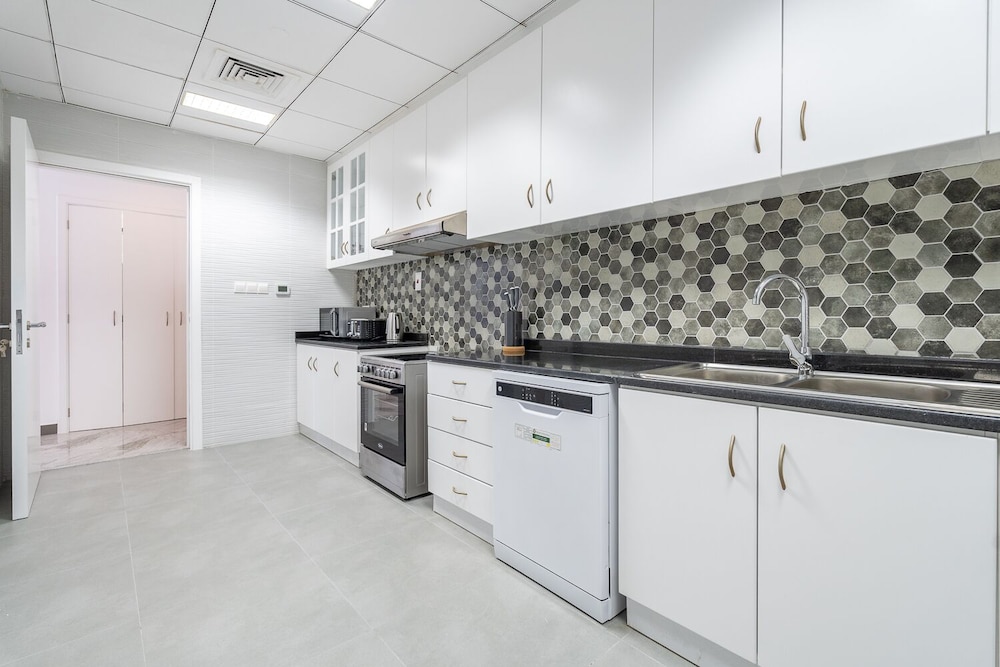 Dubai Marina - Stunning Huge 4 Bedroom Apts Near JBR - Gym - Pool - Parking by Sojo Stay