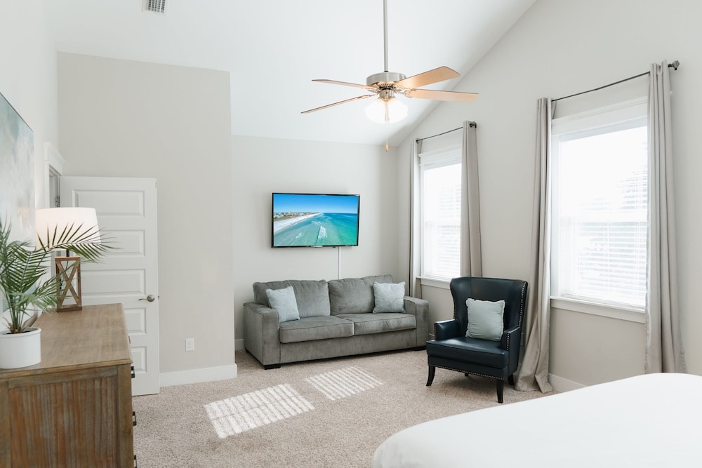 Teal Tides by Avantstay Golf Cart Bikes Pool Access Beach