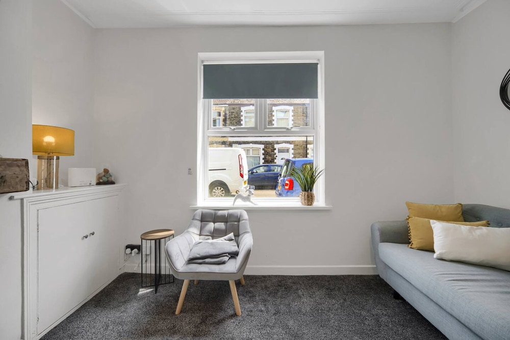 Central Chic - Huge Home - Free Wifi