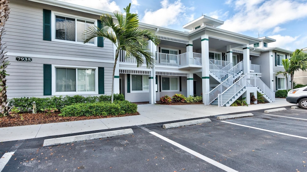 Catina Vacation Rental: Bright 2-BR Condo with Lake Views. Located in Lely Resort with Pool, Hot Tub, and Golf Access. Ideal for Golfers and Beachgoers, Mi