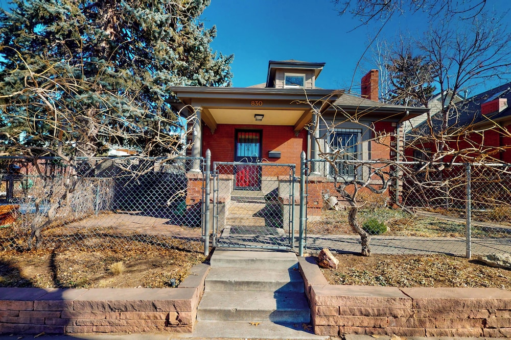 Elati Guesthouse: Walkable Home in Arts District
