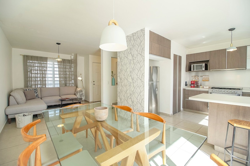 Family House with Pool & Garden in Leon
