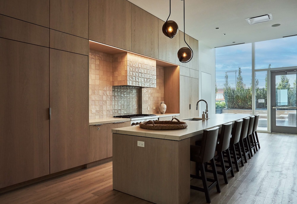 Panoramic Lake Views Premier Amenities for Groups