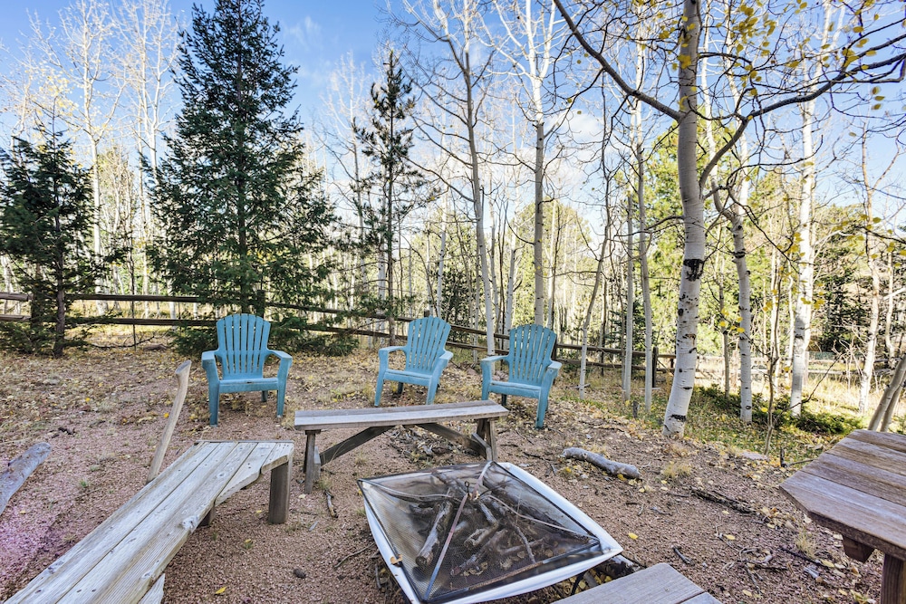Hot Tub & Peak Views: Cripple Creek Cabin