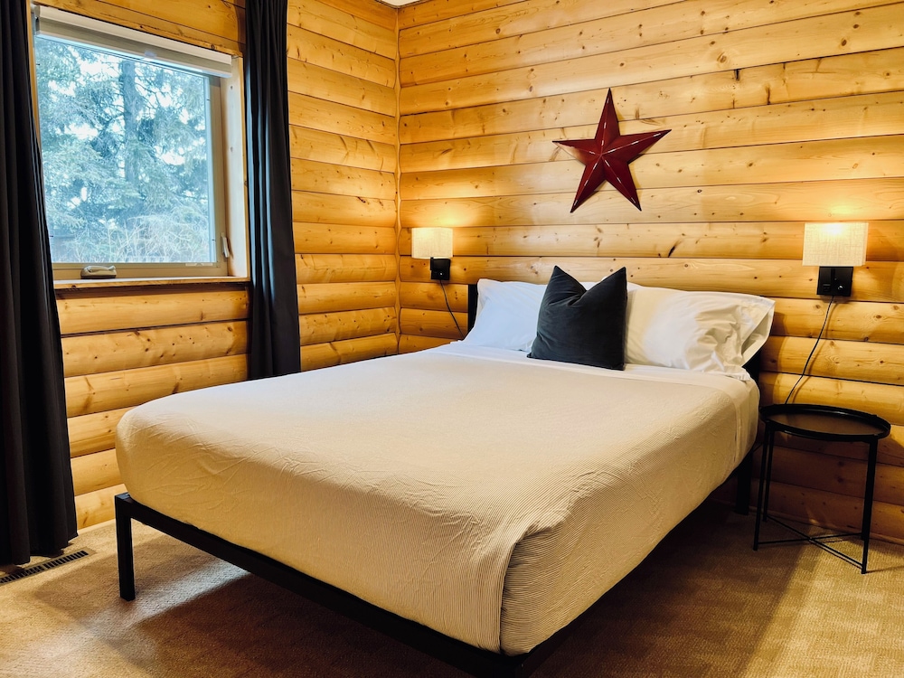 Smokey Hollow Motel & Resort