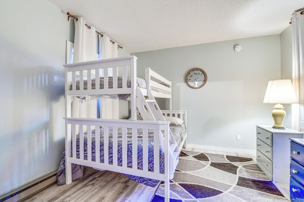< 1/2 Mi to Sugarbush Resort: Condo w/ Deck!
