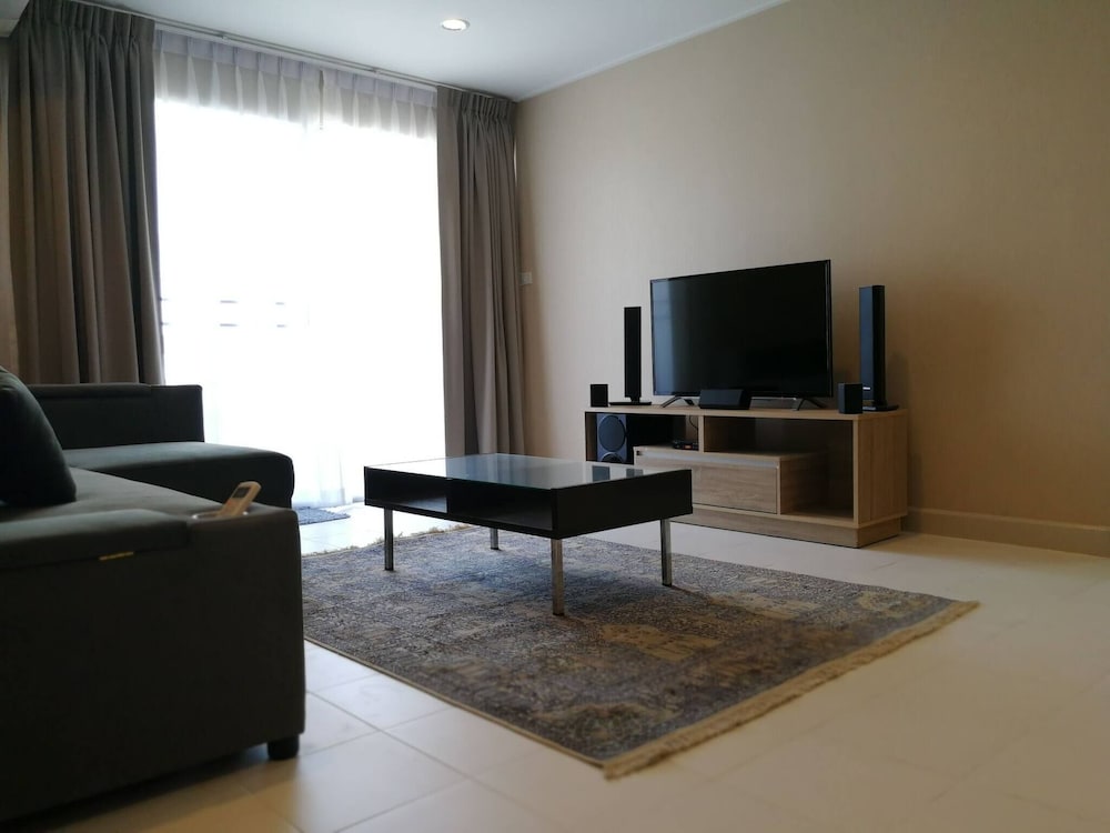 BKK 2 BR apt Near Sathon Iconsiam Firework View