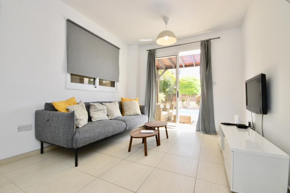 Villa Sleeps 8 With Private Pool