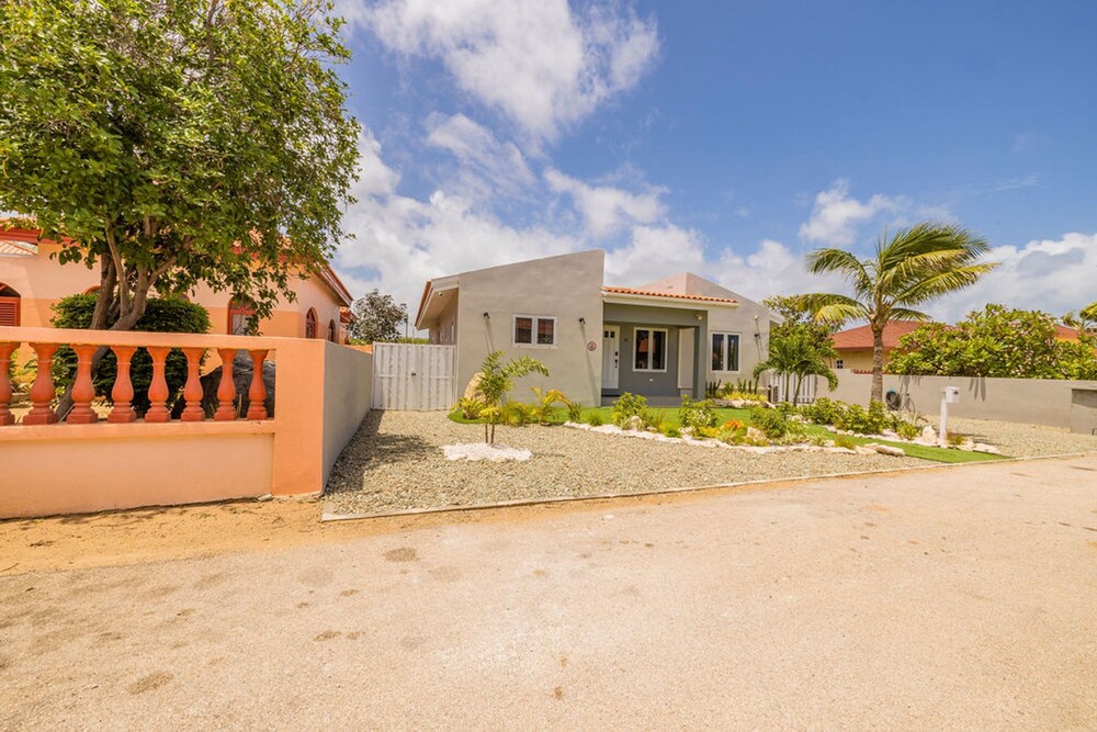 Beautiful 3br2ba Amazing Location w Private Pool