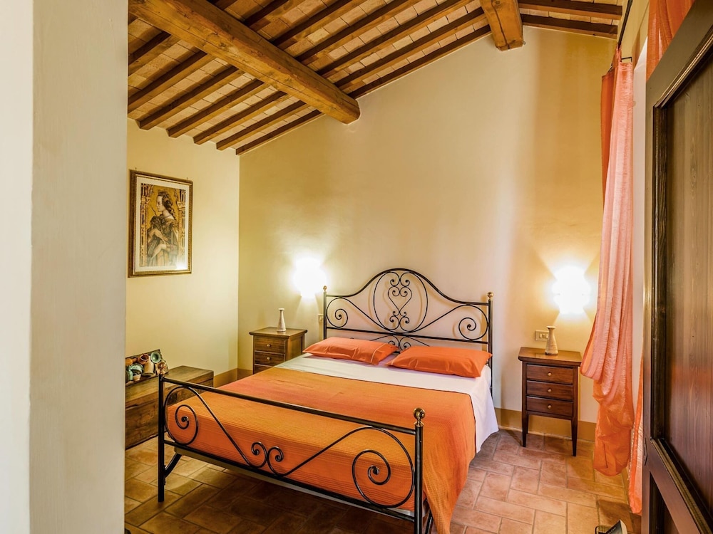 Fabulous Holiday Home With Wifi in Monte San Martino Italy view 3
