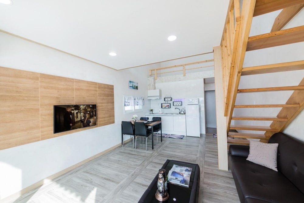 Yeosu Dolsanmaru Pension