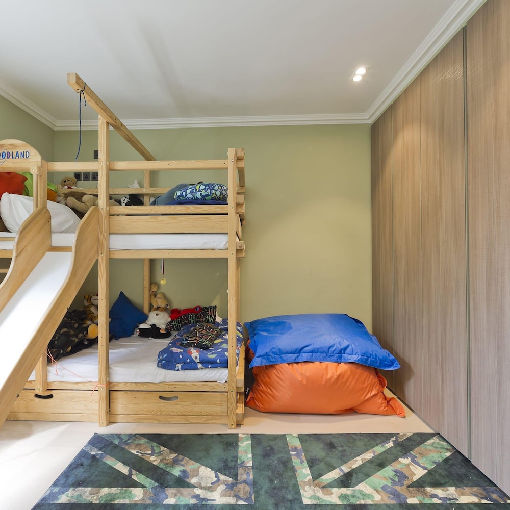 Astounding 7bed Notting Hill Family Home w Private Garden Games Room Parking