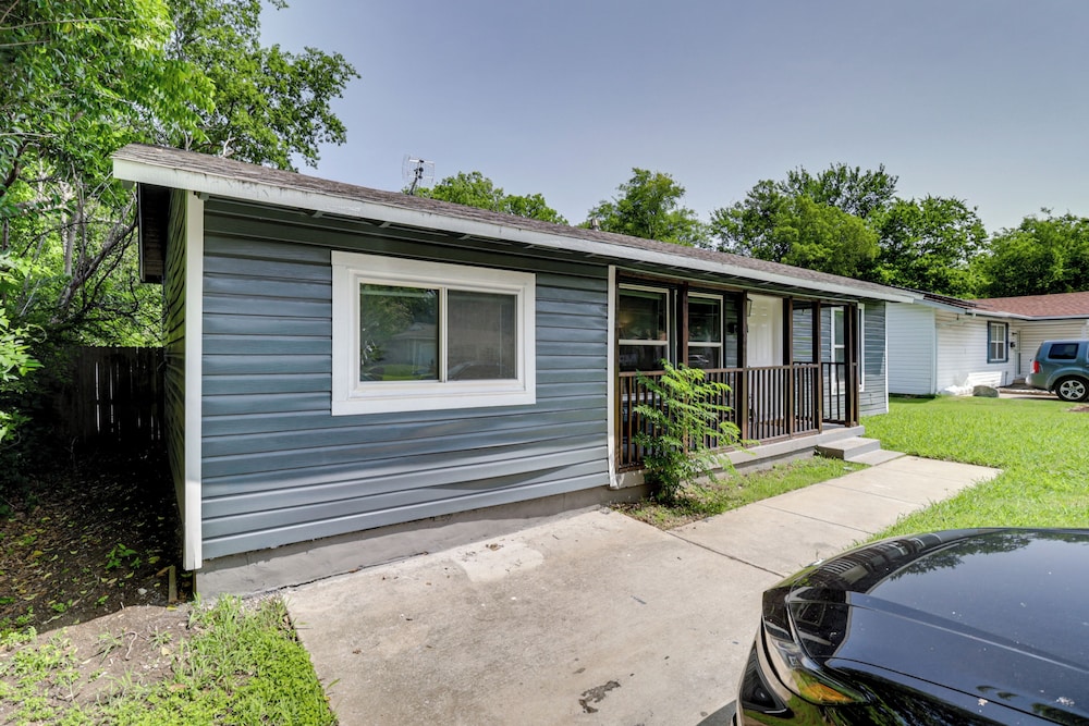1 Mi to At&t Stadium: Family Home w/ Large Yard!