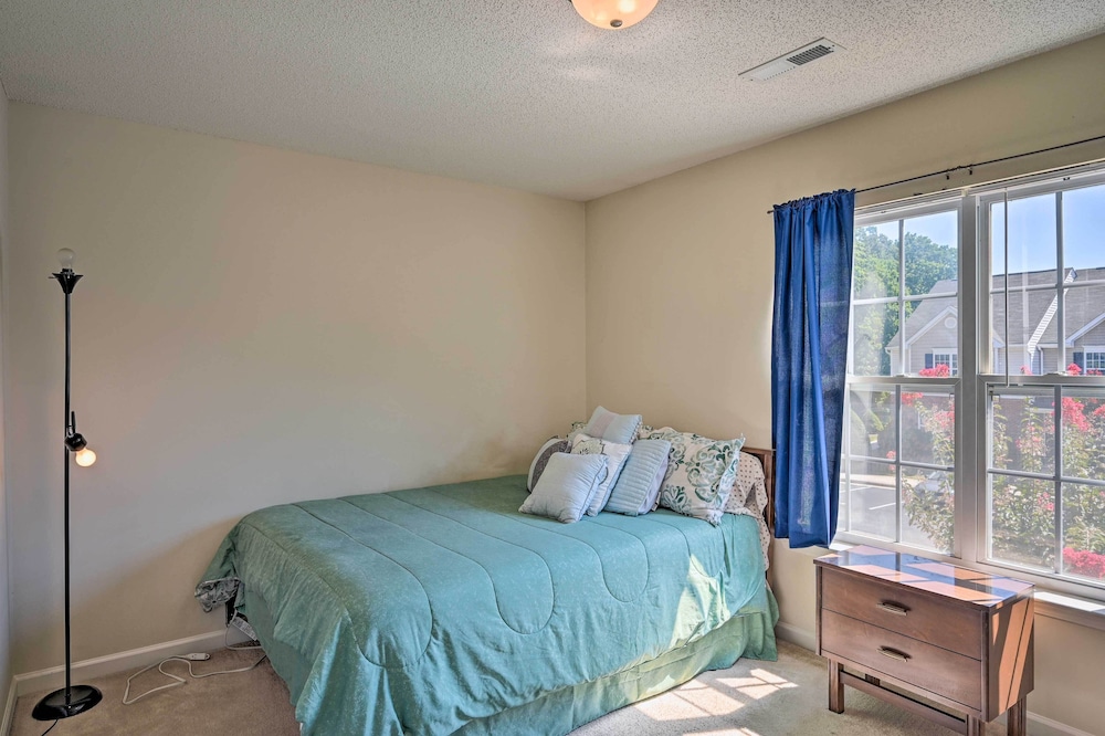 Cozy Greensboro Townhome ~ 7 Mi to UNC Campus view 3