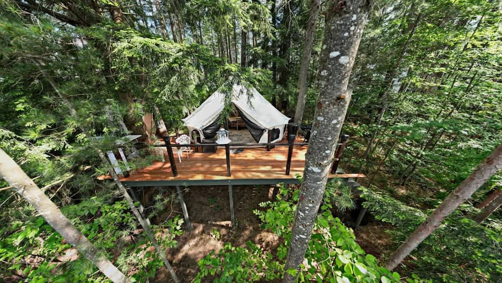 2 Romantic Island Cabins for 5 - Hot Tub Boat