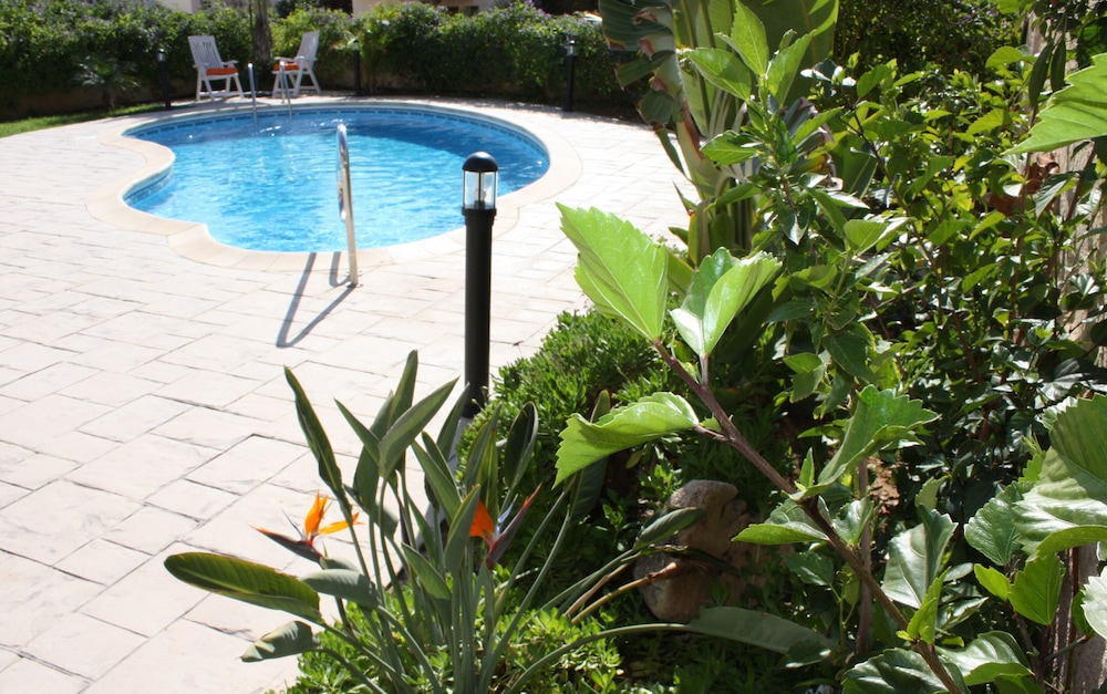 Seaside 2-bedroom Villa With Private Pool, Garden & Wifi Your Perfect Escape!