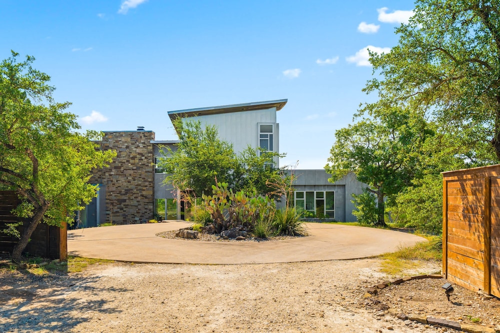 Luxury 7BR Hill Country Gem With Barndominium