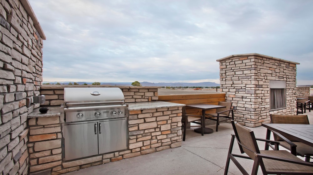Green River Vacations - Holiday Inn Express  Suites Green River, an IHG Hotel - Property Image 2