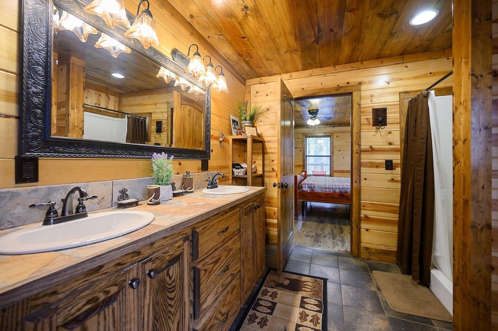Whitetail Retreat Cabin for 13!