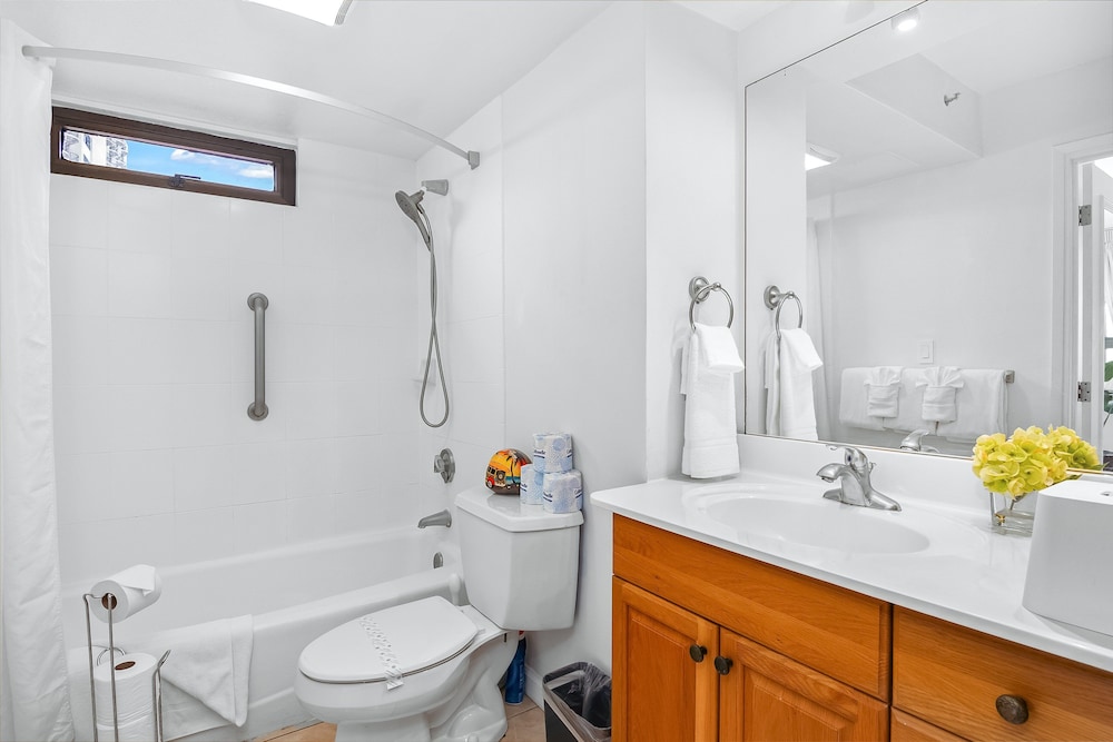 Scandia Tower Condo with 2BR and 2BA with Parking view 3
