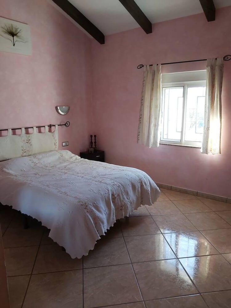 2-bed Villa Sleeps 5 - Private Pool & Free Parking