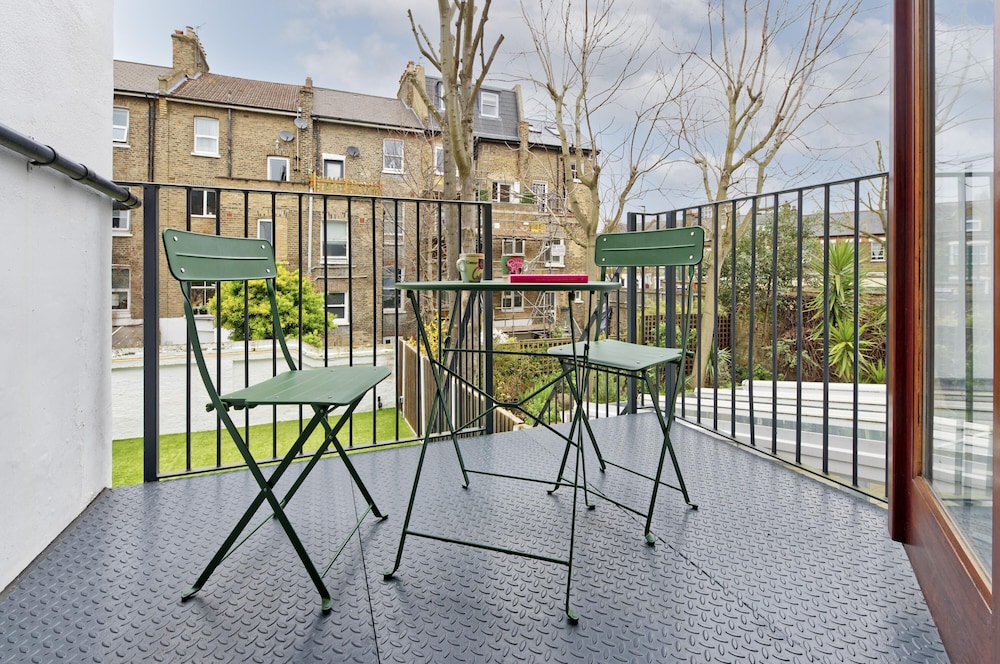 Beautiful Battersea Garden Flat by Underthedoormat