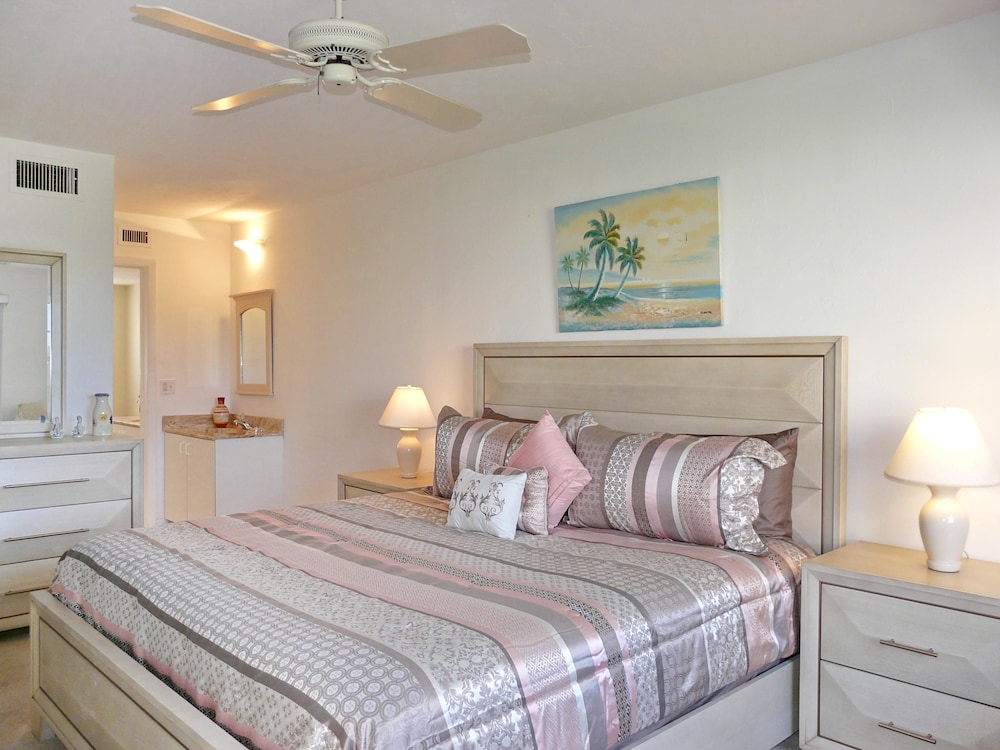Coastal Style Condo With Pool, spa and Steps to Beach