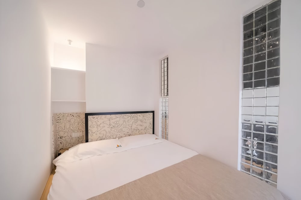 Shanghai Hills & Fan Stay