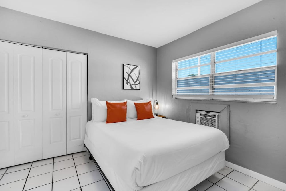 Cozy 1BR Retreat 6 Mins to Beach Free Parking
