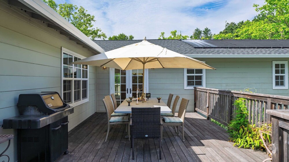 Glen Ellen Escape 5BR Retreat w/ Pool, Hot Tub, Hammocks & Vineyard Views