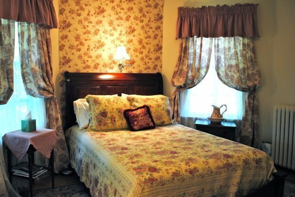 Inn On Poplar Hill