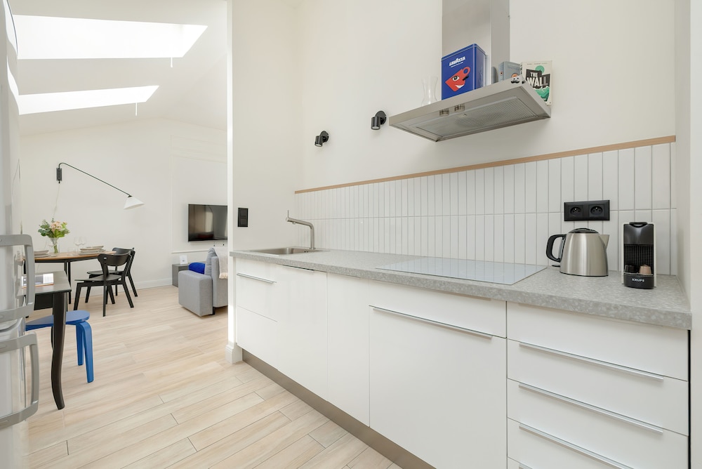 Bright Apartment Poznań by Renters