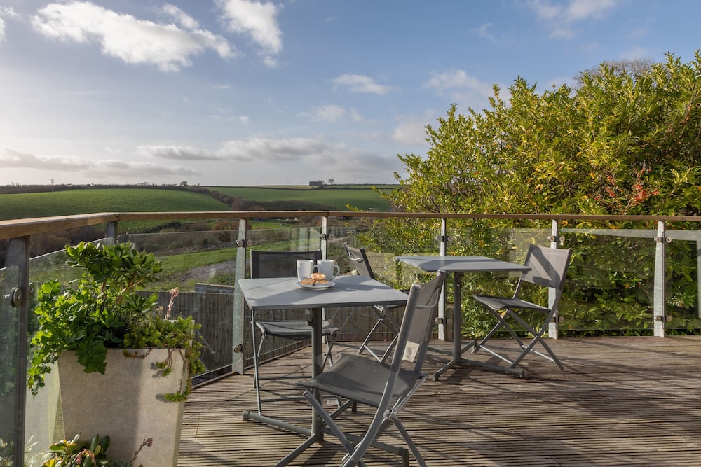 Vantage Point, Hillfield Village