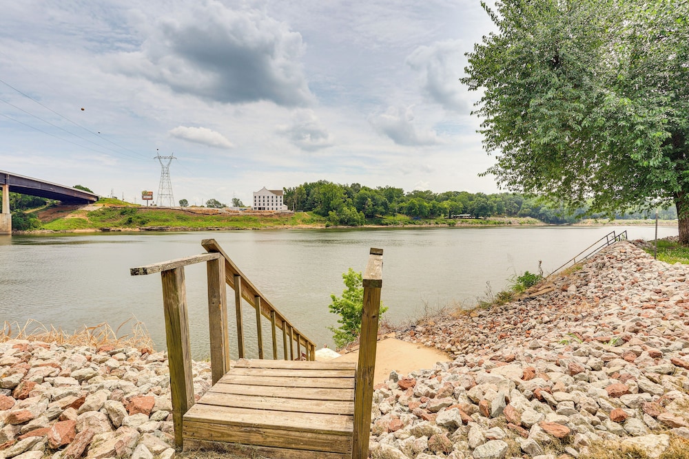 Tennessee River Retreat: Multi-level Deck & Views