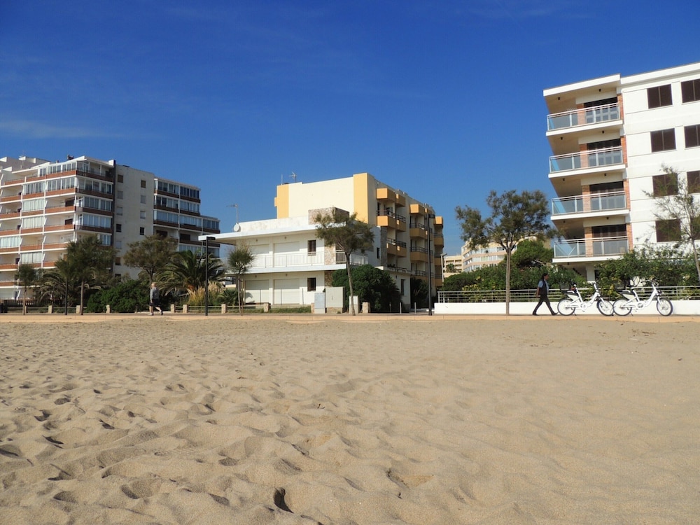 Apartment in Roses With Beachfront View