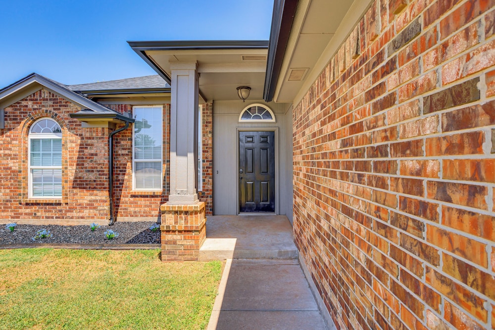 14 Mi to Dtwn Okc: Edmond Gem w/ Fenced Yard!