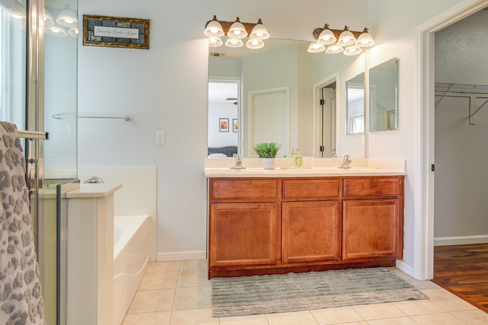 7 Mi to Dtwn: Home w/ Fenced Yard in Roseville!