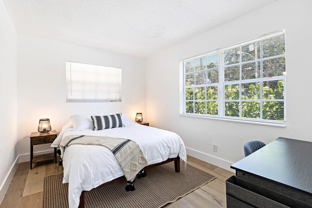 Lovely 2 BR Condo With Free Parking on Premises