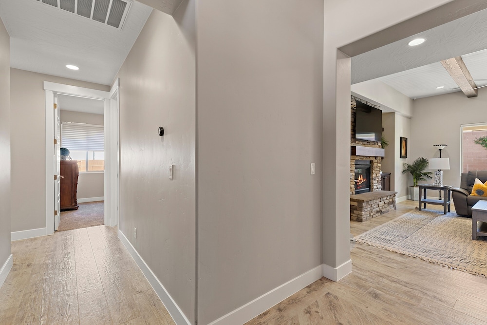 Hurricane Falls Pool, Hot Tub Plus Dog Friendly! 4 Bedroom Home