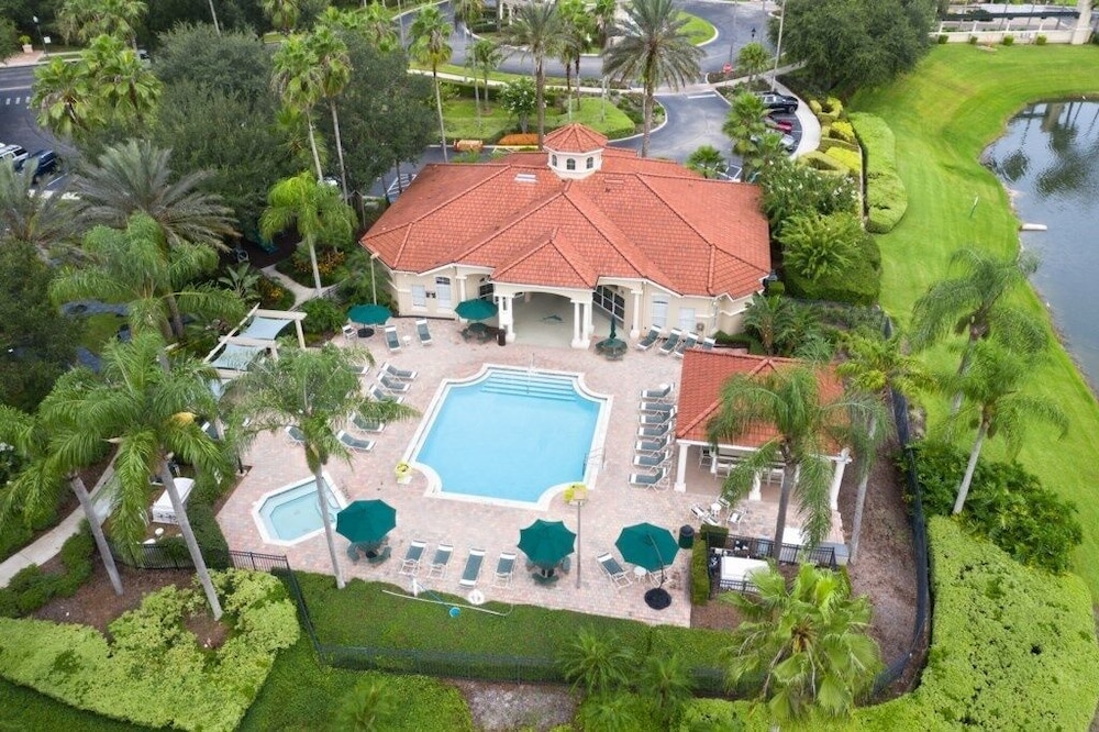 Beautiful 4 Bedroom Townhome Conservation View 4 Townhouse by Redawning - Image 5