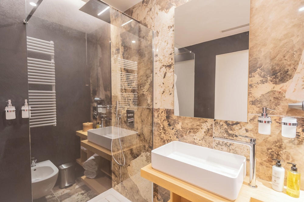 Pureview Luxury Suites, with breakfast & pool by Rent all Como