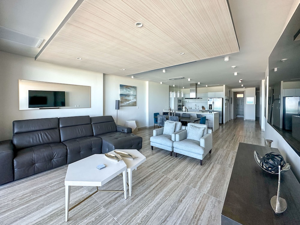 2BR Iconic Oceanfront Escape