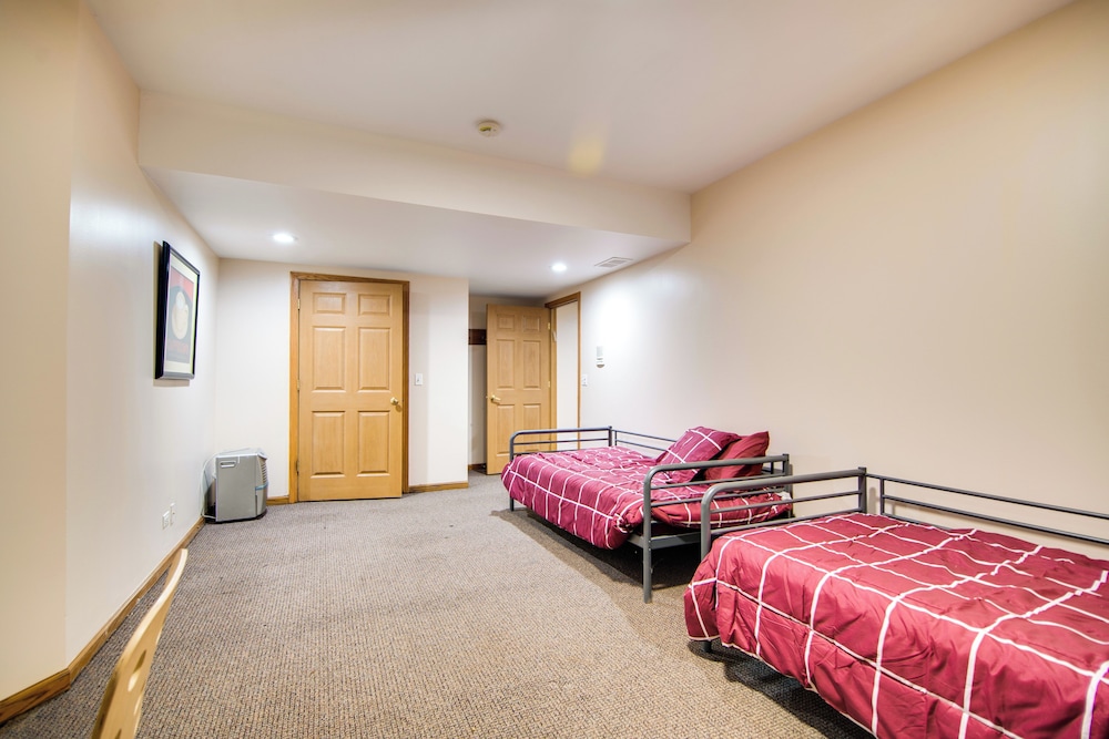 Hot Tub & Sauna: Hoffman Estates Villa in Elgin!