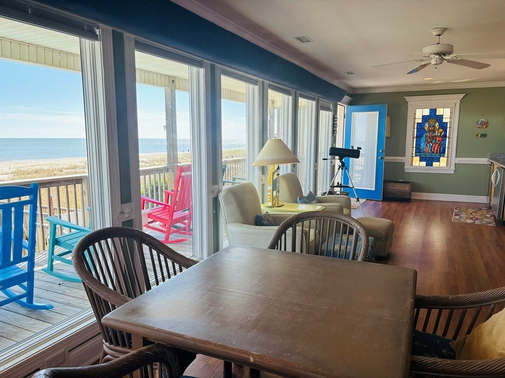 Clamelot 4 Bedroom Home by RedAwning